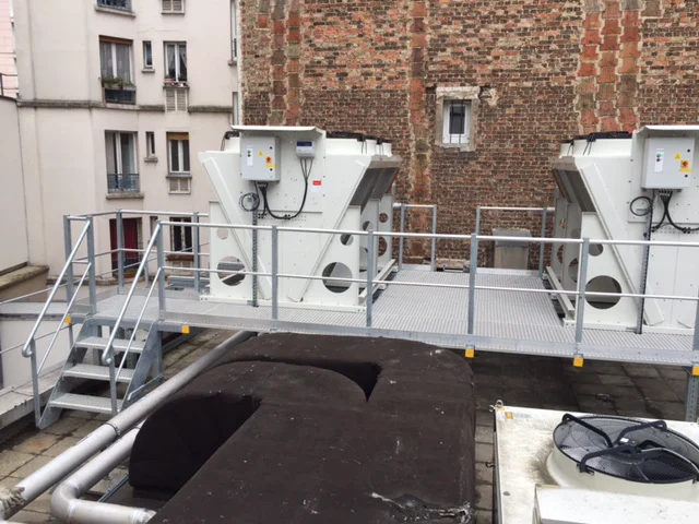 Plateforme et marches réalisées en caillebotis polyester – léger et résistant aux intempéries